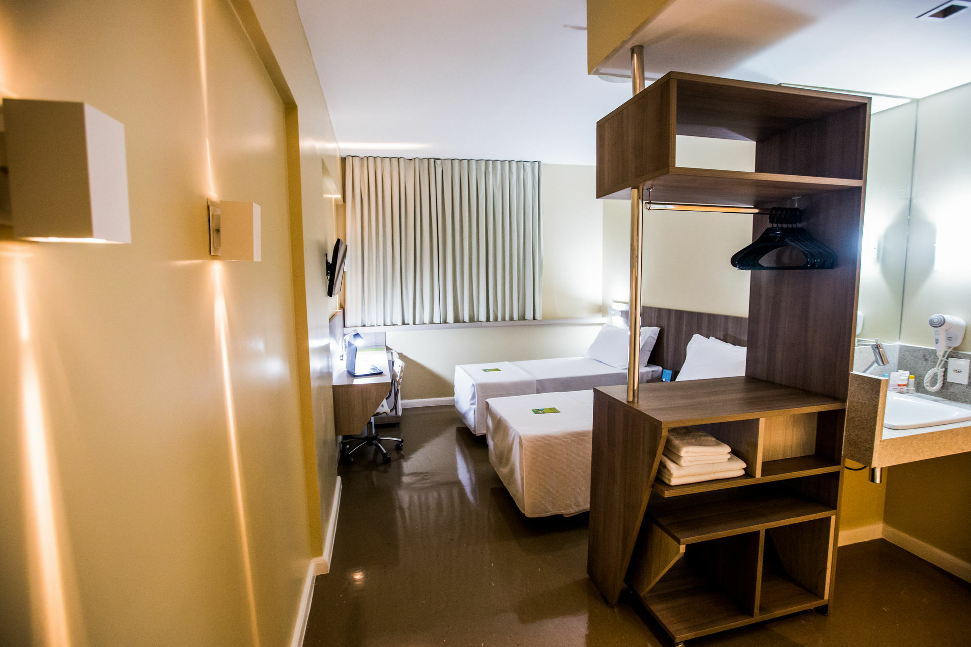 Slim Cuiaba Aeroporto Hotell Exteriör bild